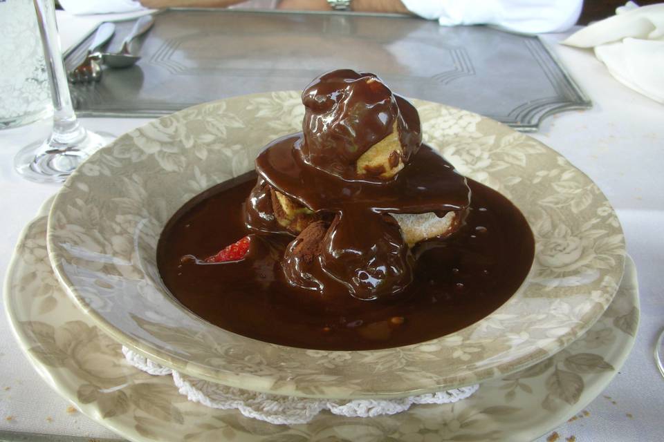 Filetto con fonduta di formaggi e uva passa