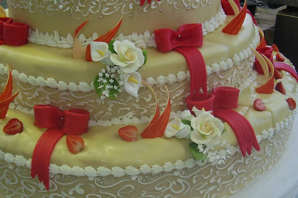 Torta a piani con fiori freschi