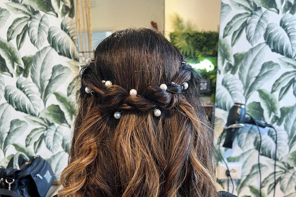 Semiraccolto sposa semplice