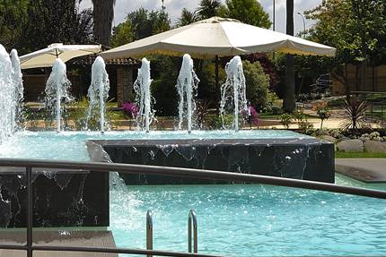 Elegante zona a bordo piscina
