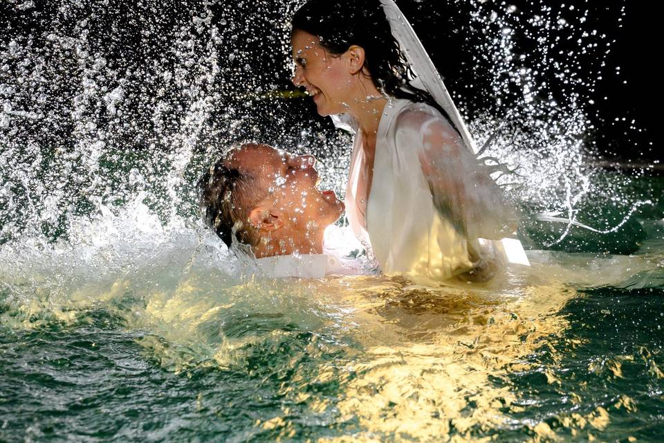 Wedding day in swimingpool