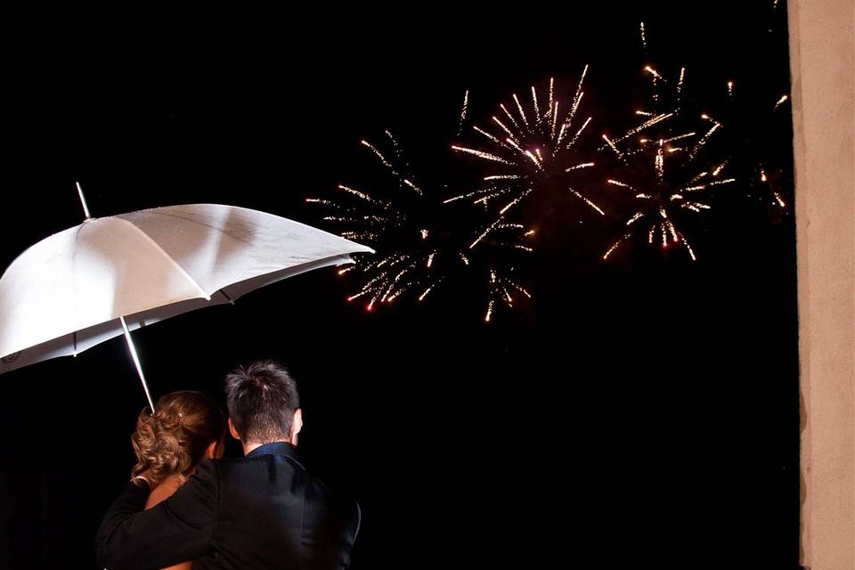 Fuochi d'artificio sul fiume