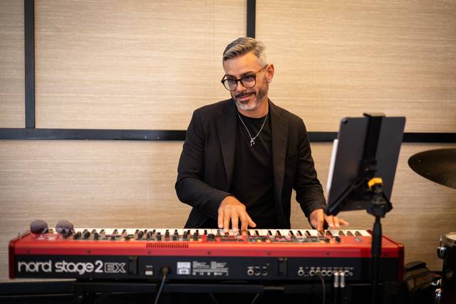 Foto frontale pianista