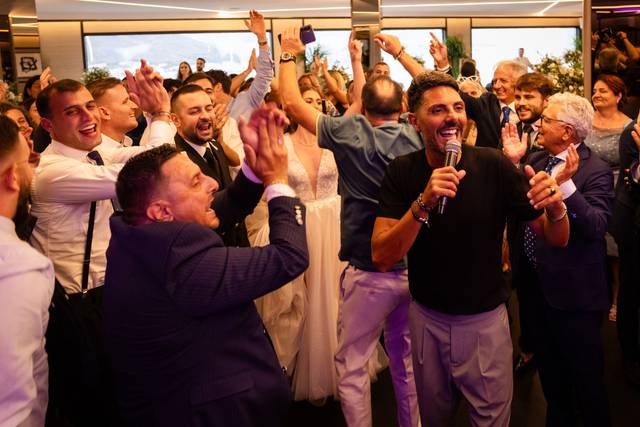 Foto_ spettacolo e pubblico applaude