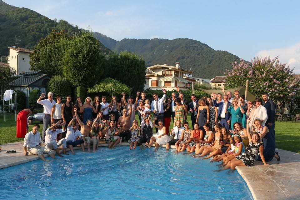 Foto di gruppo a bordo piscina