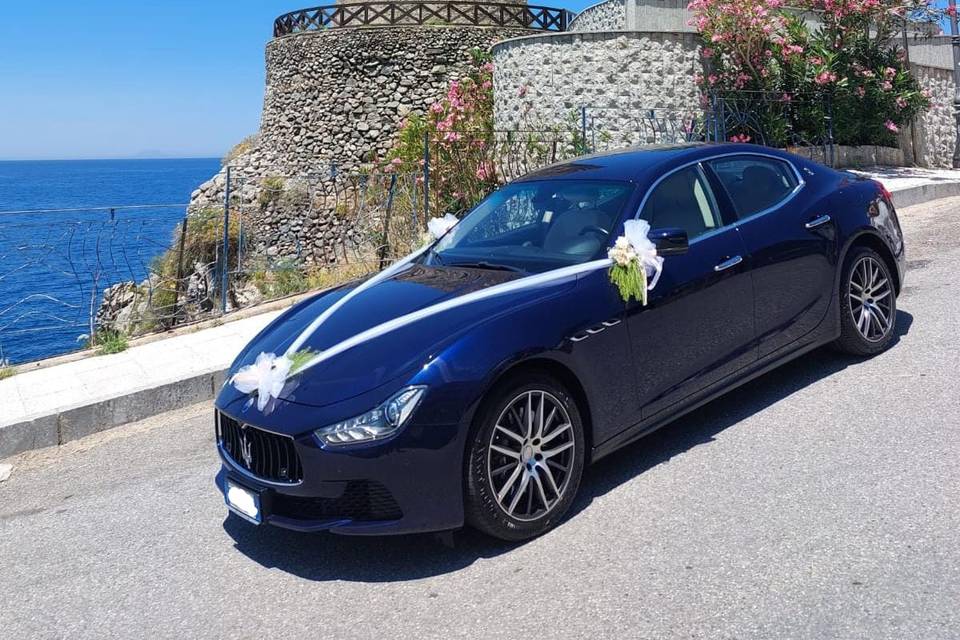 Maserati Ghibli di colore blu