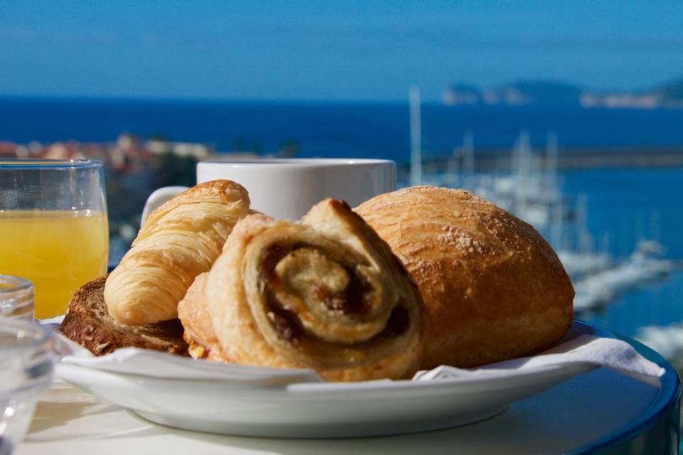 Breakfast sul balcone camera