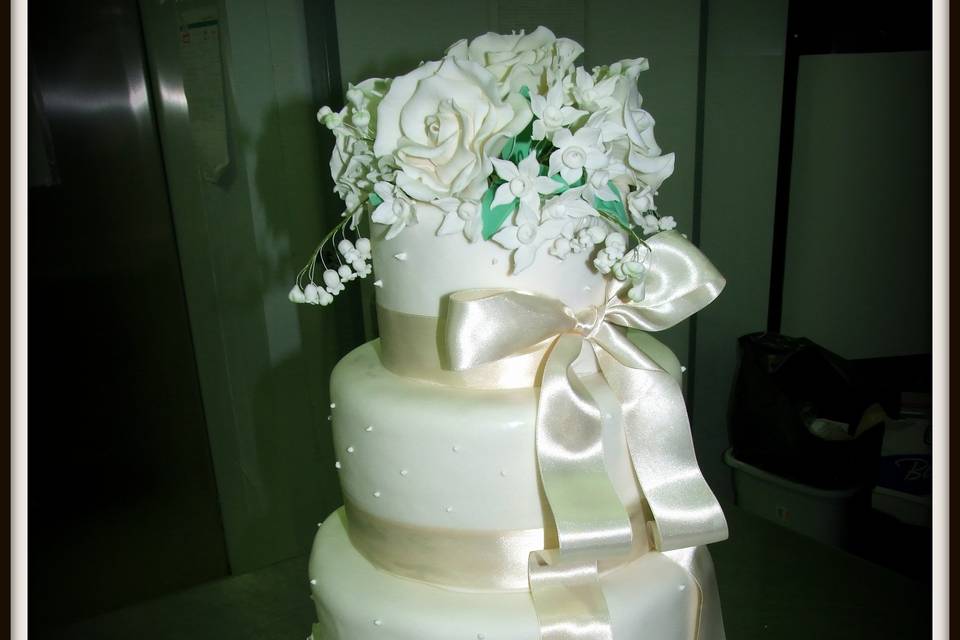 Wedding Cake total white