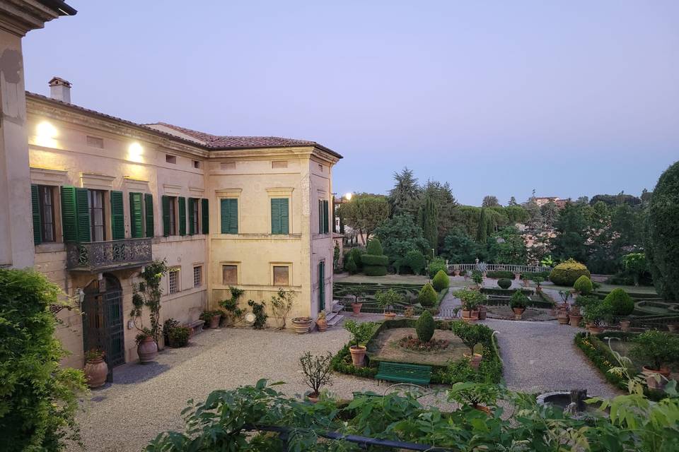 Vista serale giardino