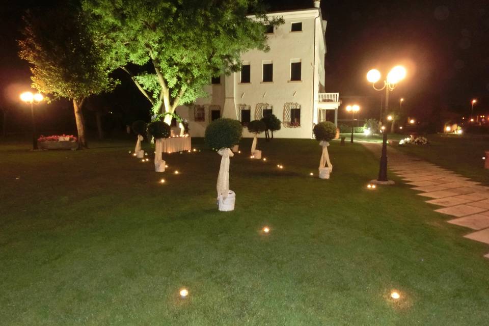 Wedding cake in giardino