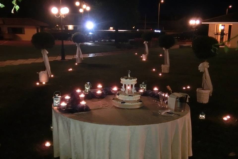 Wedding cake in giardino