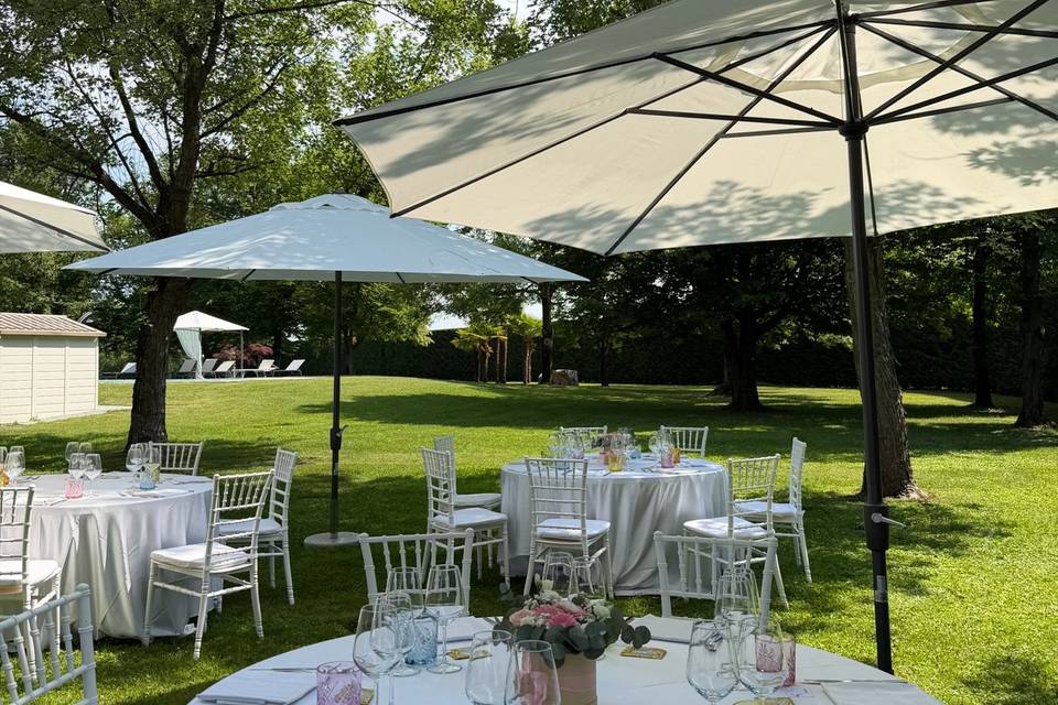 Tavoli tondi in giardino