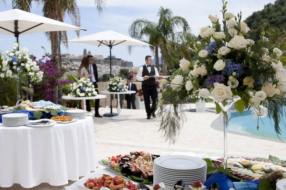 Matrimonio a bordo piscina