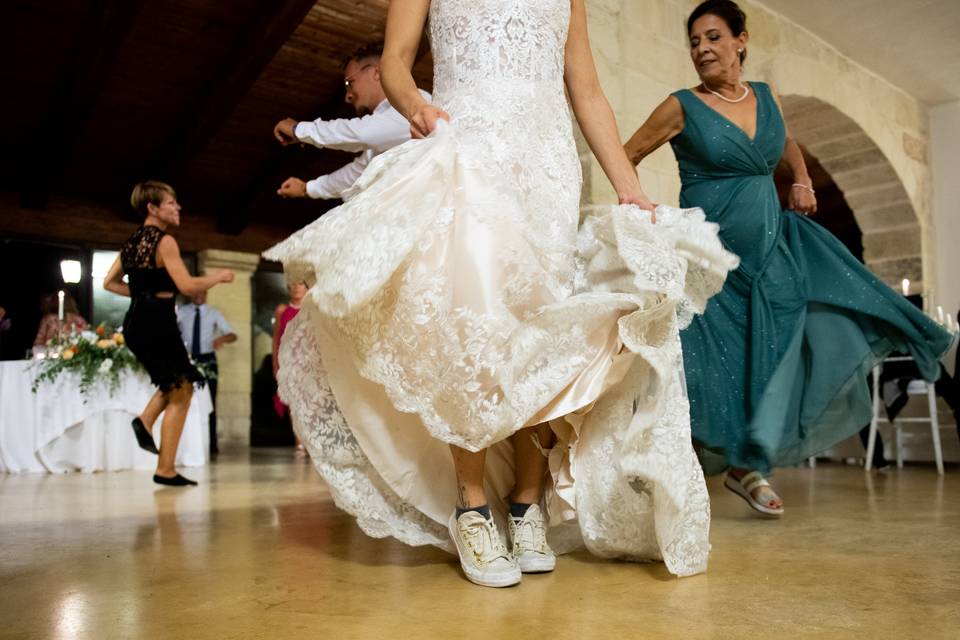 Sposa balla con Converse