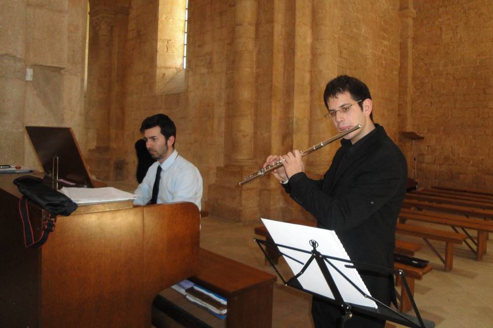 Flauto con organo in chiesa