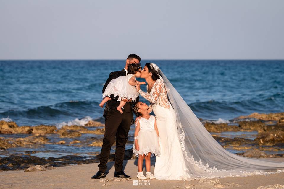 Sposi con figli al mare