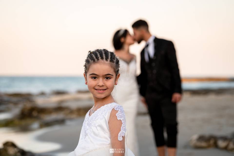 Sposi con figli al mare