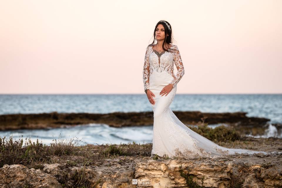 Sposa con vestito al mare