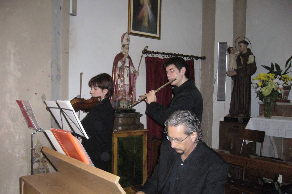 Flauto, violino e organo in chiesa