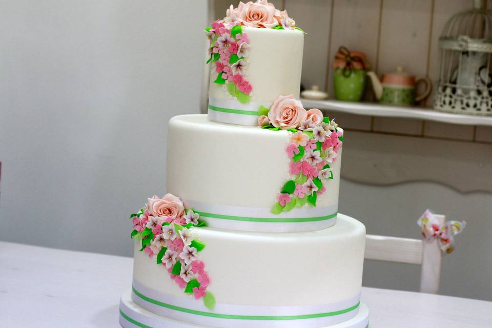 Torta bianca con rose