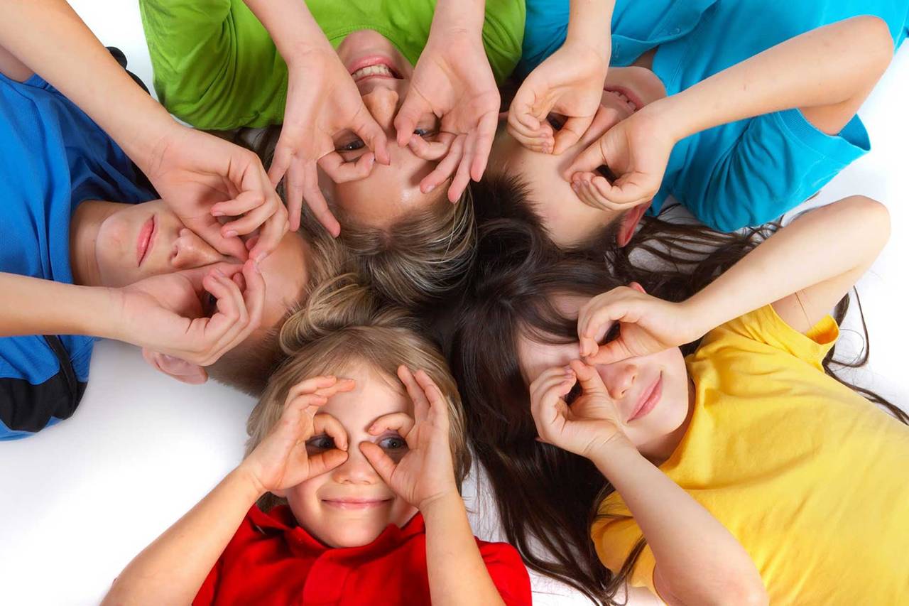 La madre e i due figli di gonfiare palloncini, ragazzi guardando