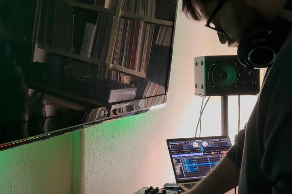 DJ-set in un disco-bar