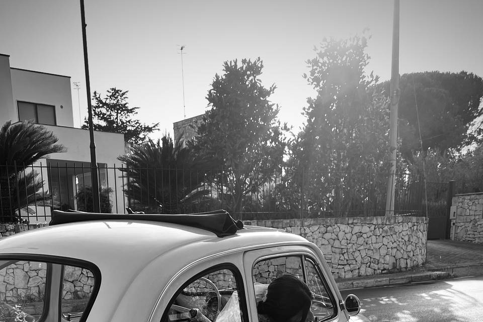 La 500 coccola la sua sposa
