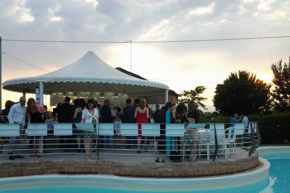 Il buffet a bordo piscina