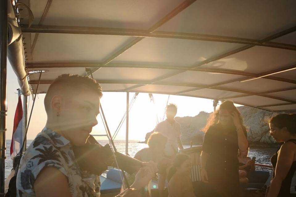 Durante una festa in barca