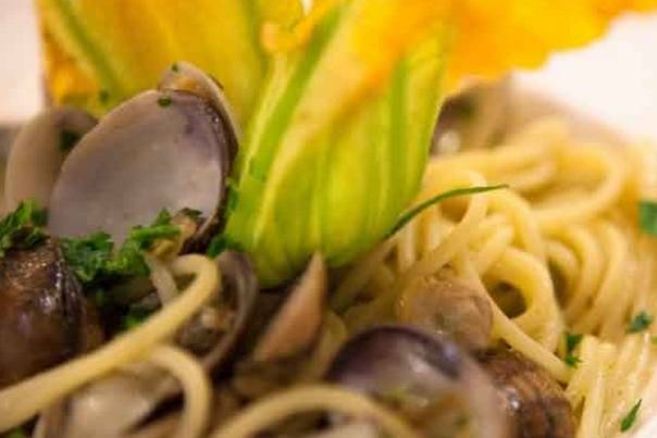 Spaghetti alle vongole e fiori