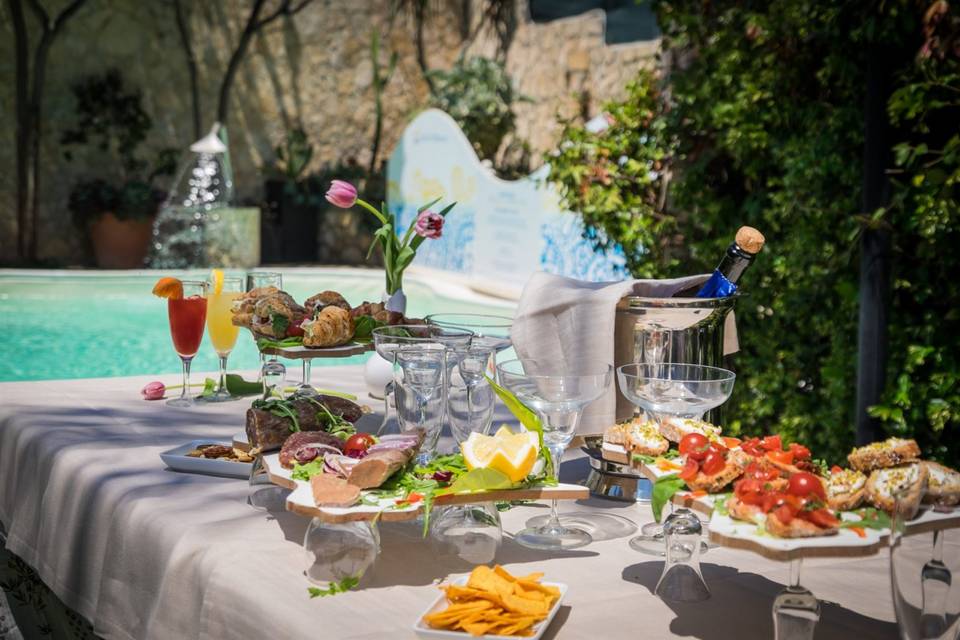 Aperitiv - swimming-pool view