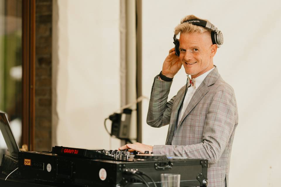 Dj durante il matrimonio