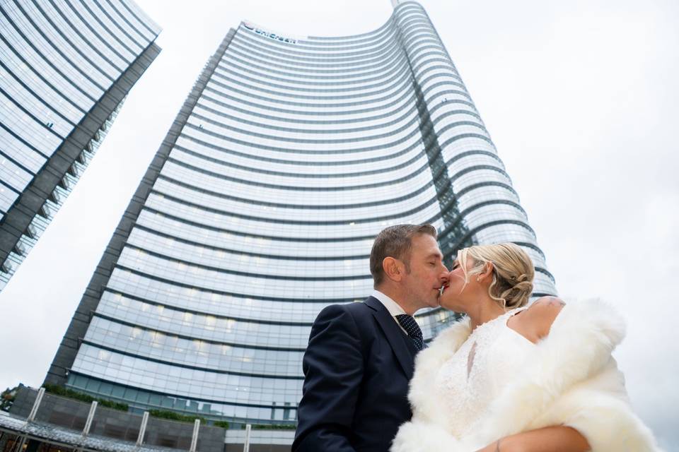 Un bacio in piazza Gae Aulenti