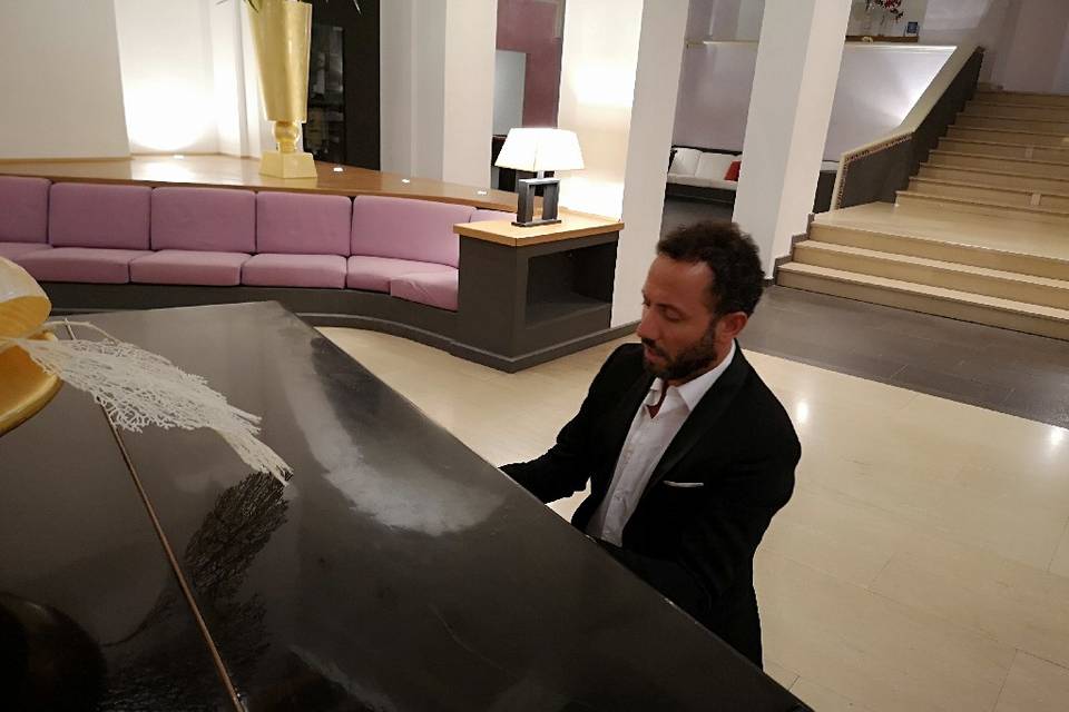 Frankie Capone al piano