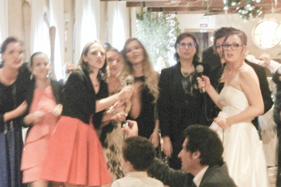 La sposa canta con le amiche