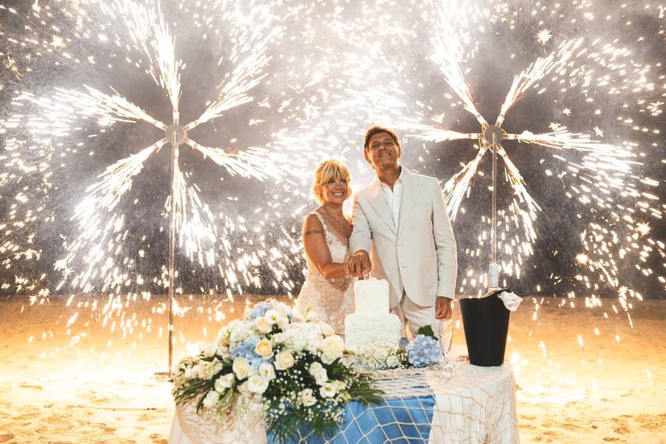 Giochi d'artificio in spiaggia
