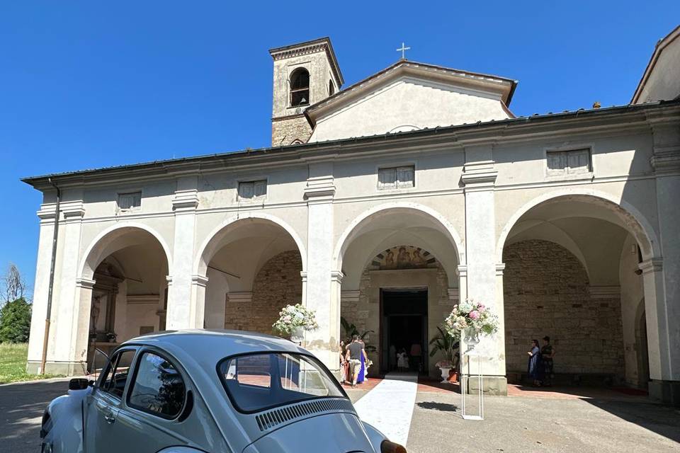 Auto d'epoca davanti chiesa