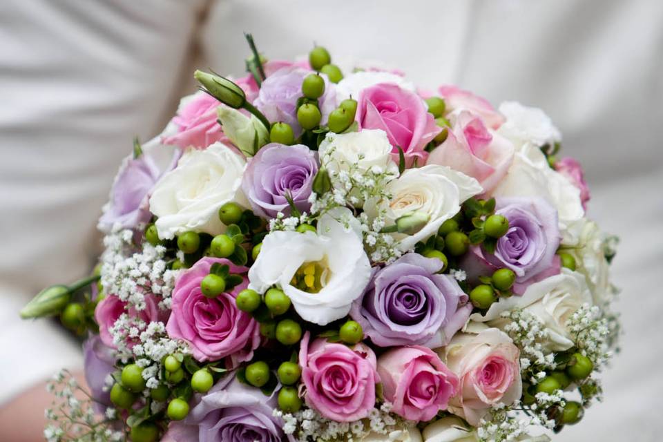 Bouquet di rose e ipericum