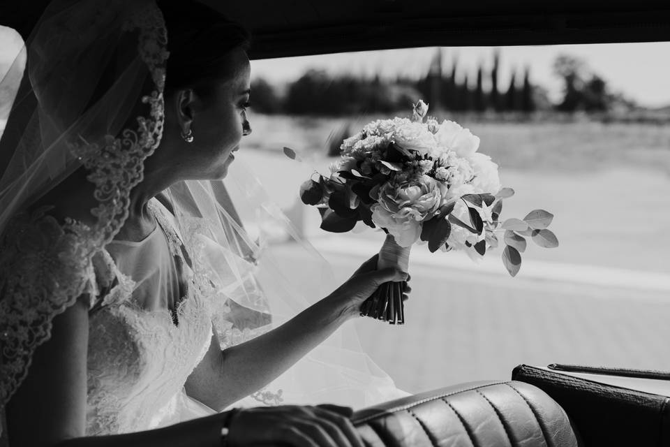 La sposa arriva in macchina