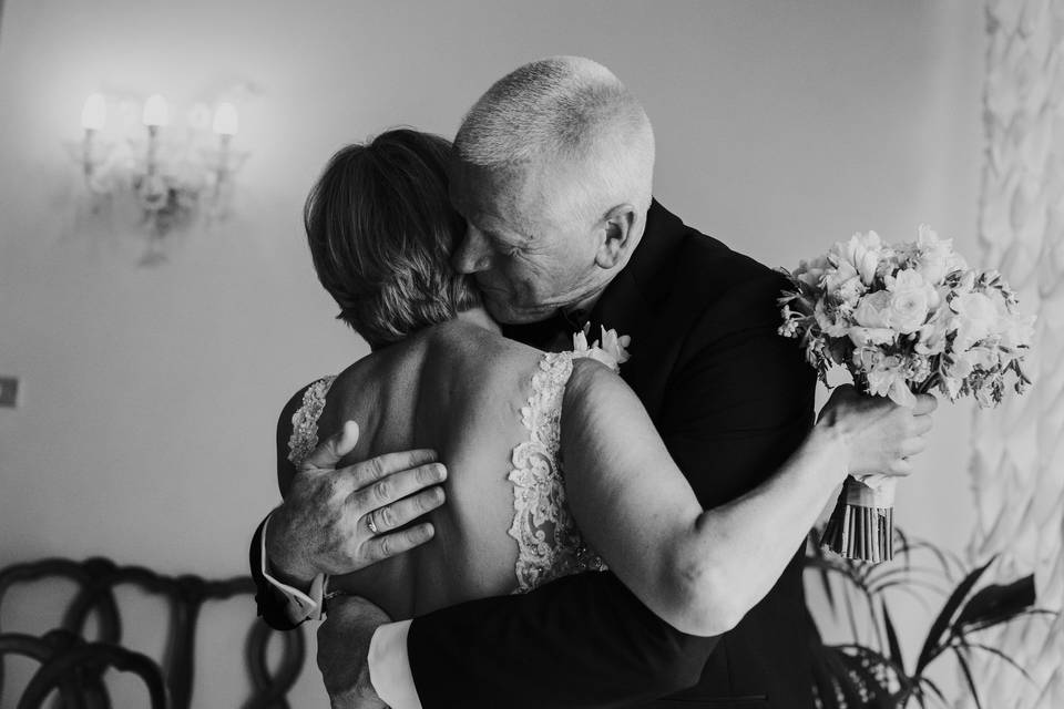 Abbraccio del padre alla sposa