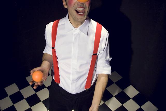 Giocoliere e mimo.