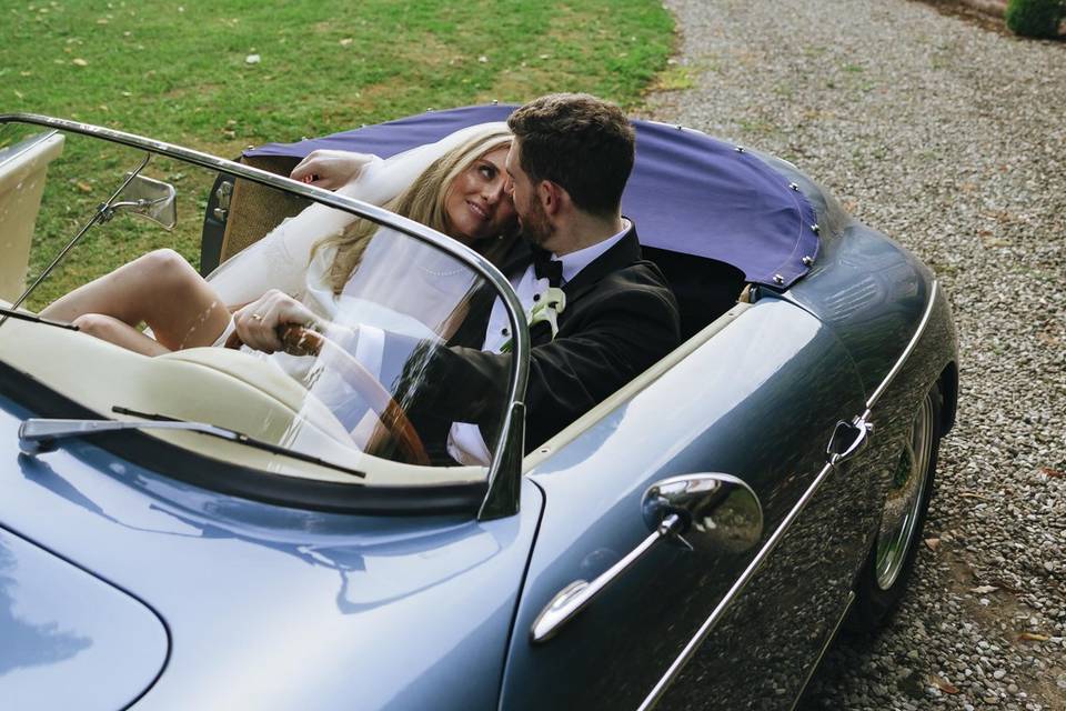 Sposi con vintage car