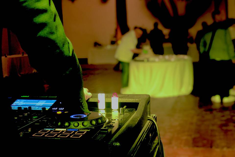 Dj set , Wedding’s Cake