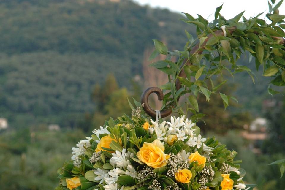 Piscina piccola con fiori e fontana