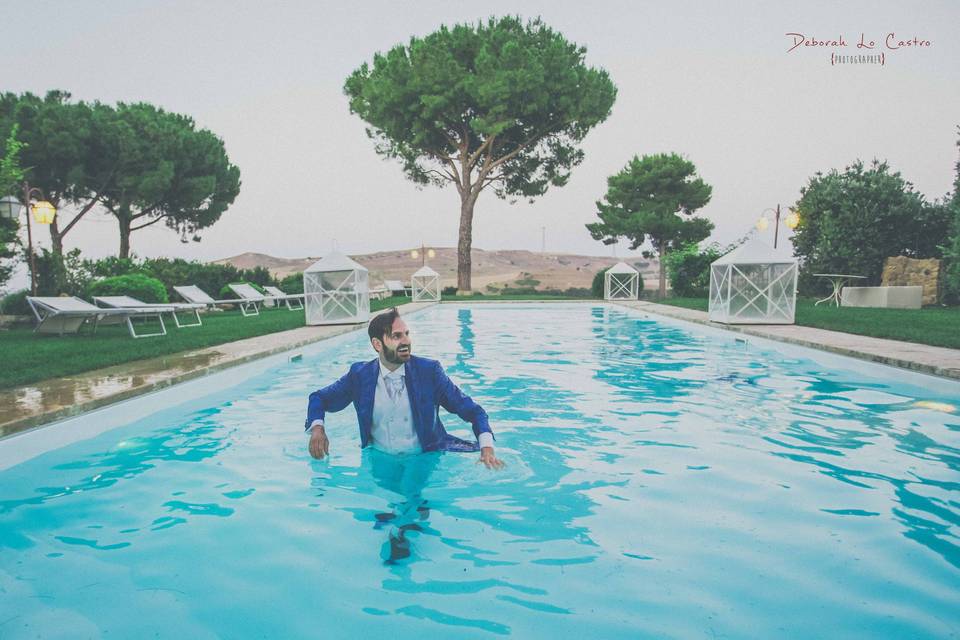 Sposo in piscina