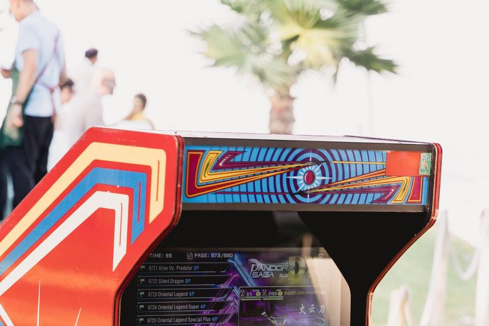 bambino_gioco_videogioco_rosso