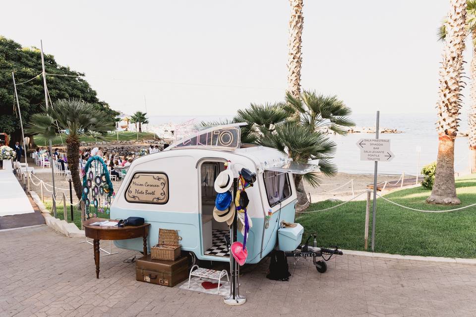 caravan_photo_booth_azurro_bianco