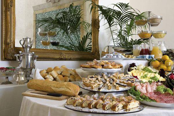 Tavolo buffet colazione