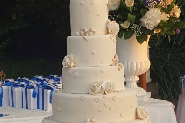 Torta con rose di zucchero