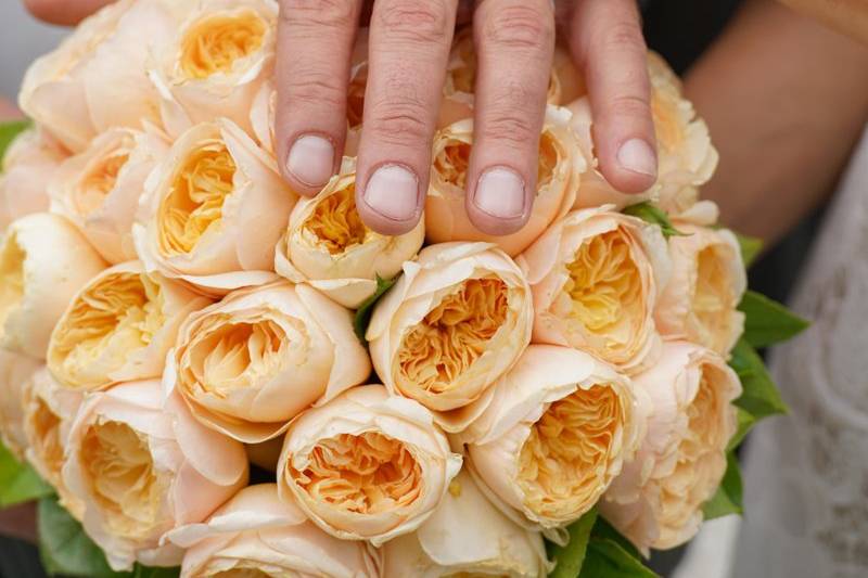 Le mani sul bouquet